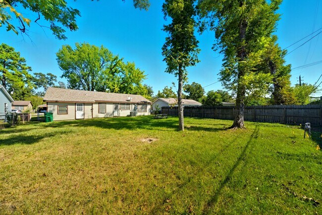 Building Photo - 8401 Highcrest Dr