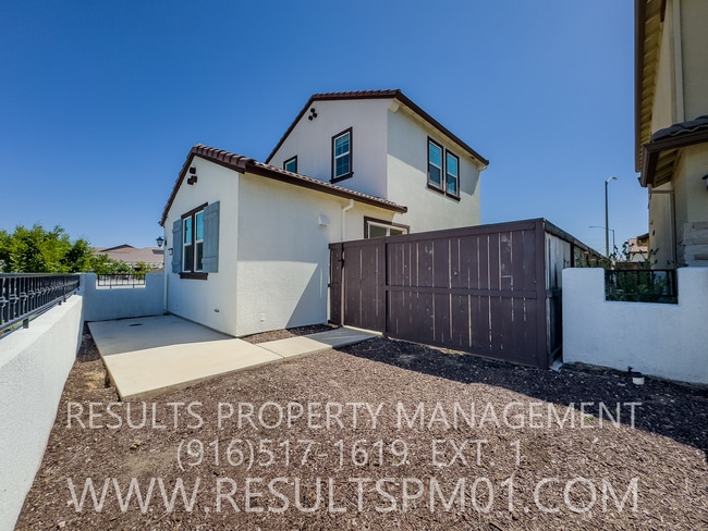 Building Photo - Antelope 3 Bed 2.5  Bath Beauty