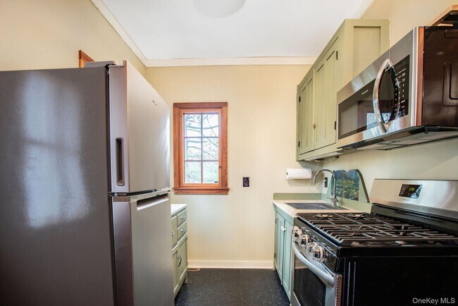 Building Photo - 11 Locust Dr