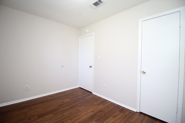 Building Photo - Great 4BR/2BA Home Near PSC Westside & NAS...