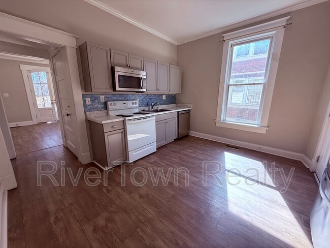 Building Photo - 215 N Bellevue Blvd
