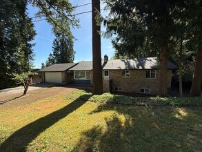 Building Photo - Beautiful home in highly desirable Bellevue neighborhood.