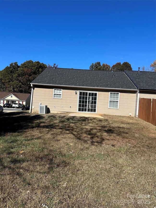 Building Photo - 1356 Pampas Cir