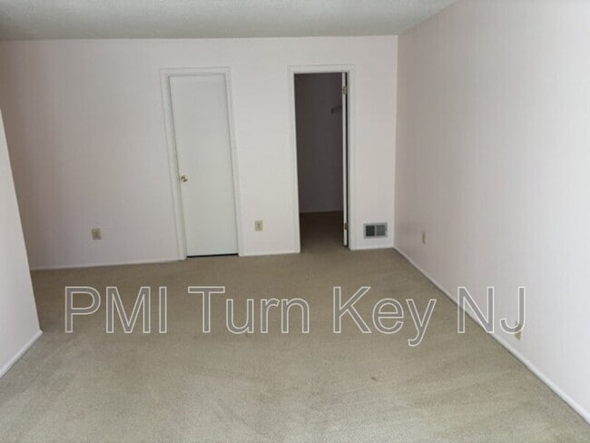 Building Photo - 133 Tulip Ln