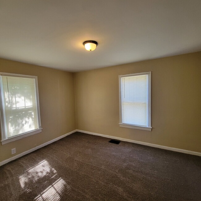 Building Photo - Near Westside 2BR Brick House!
