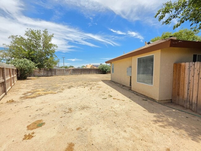 Building Photo - Spacious 4 Bedrooms & 3 Full bathroom Home with Over 2,200 Sq Ft on a Corner Lot!