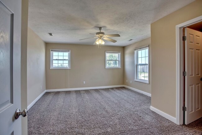 Building Photo - Beautiful Prairie Fields Townhouse — 3 Bed / 2.5 Bath + Loft