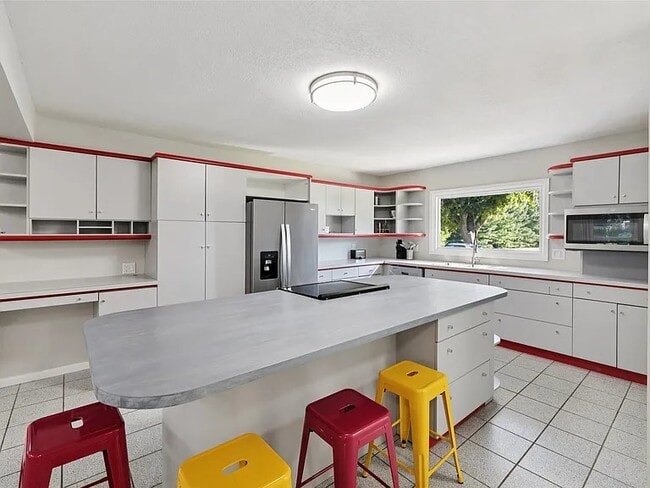 Building Photo - 1028 28th St