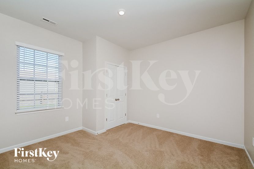 Building Photo - 302 N Great White Way