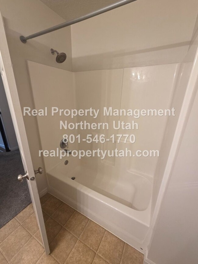 Building Photo - Cute 2 Bedroom Townhome in South Ogden Available