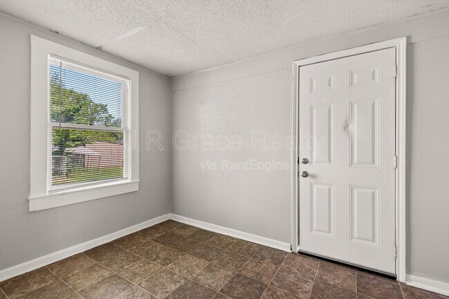 Building Photo - 807 W Sabine St