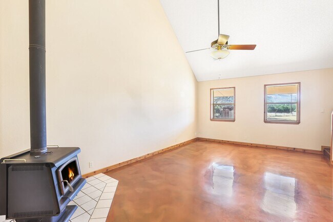 Building Photo - Hill Country Retreat