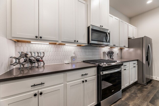 Building Photo - 5725 White Magnolia St.