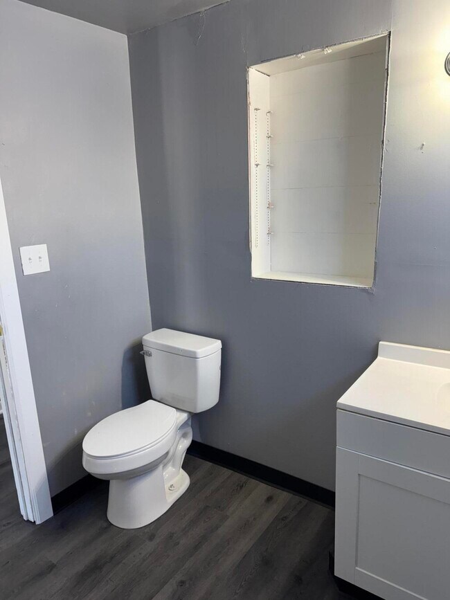 Building Photo - 1802 W Keefe Ave