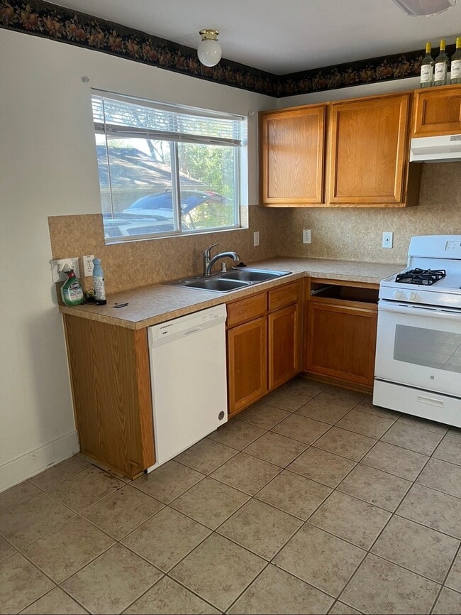 Building Photo - 809 Dragonfly Dr