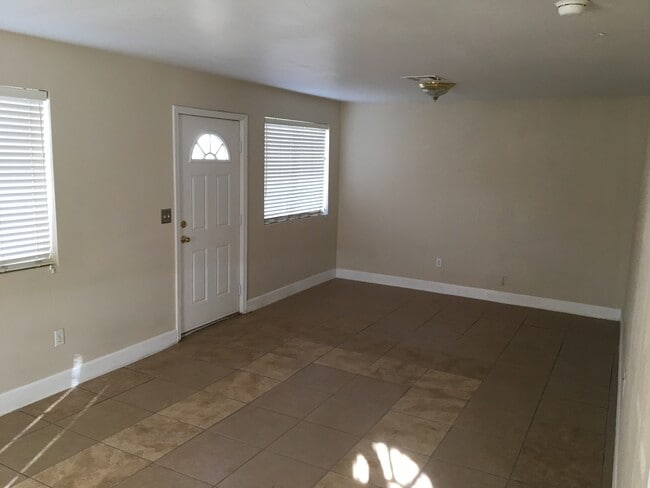 Building Photo - 132 Hopkins Ave