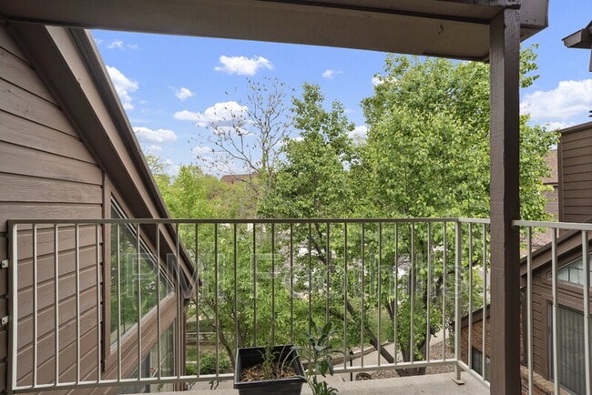 Building Photo - 832 S Vance St