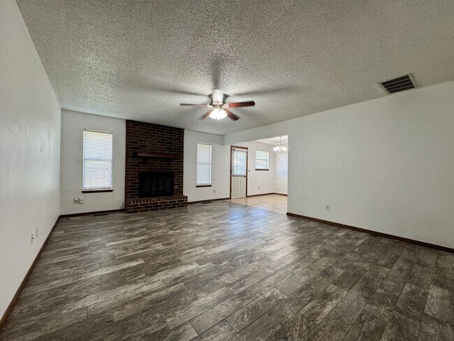 Building Photo - 3 Bedroom, 2 bath, 2 car garage home avail...