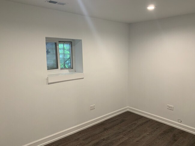 Building Photo - 1401 N Oakley Blvd