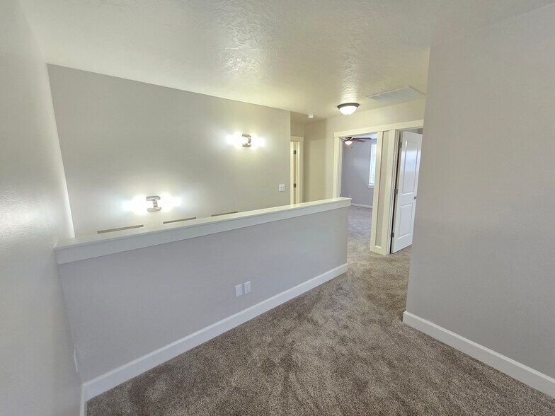 Building Photo - 591 W Kingsley St