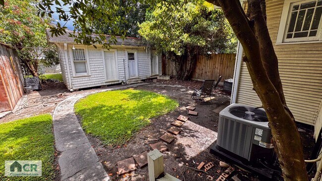Building Photo - University Area 5bd/3ba With Private Backy...