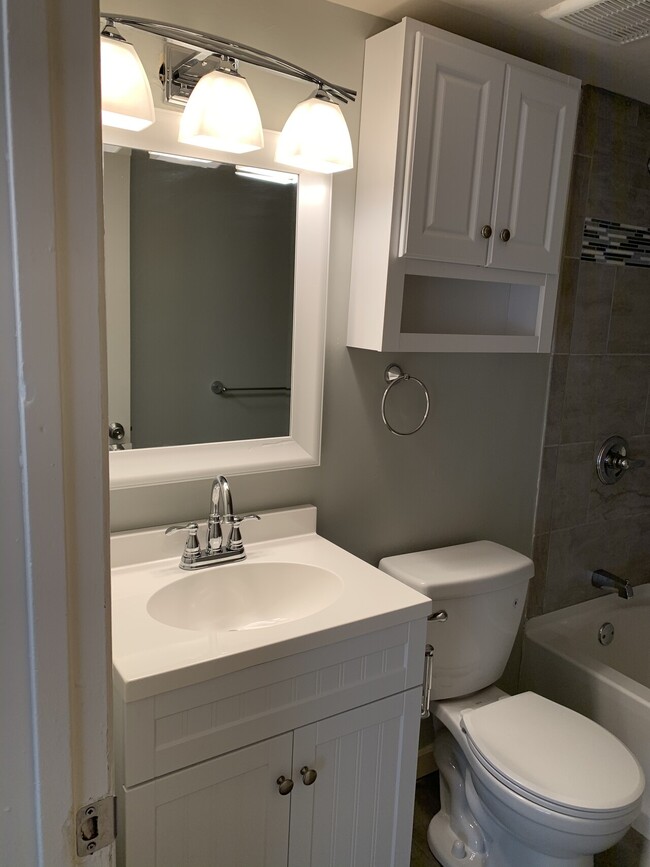 Building Photo - 2428 W Savannah Villa Oaks