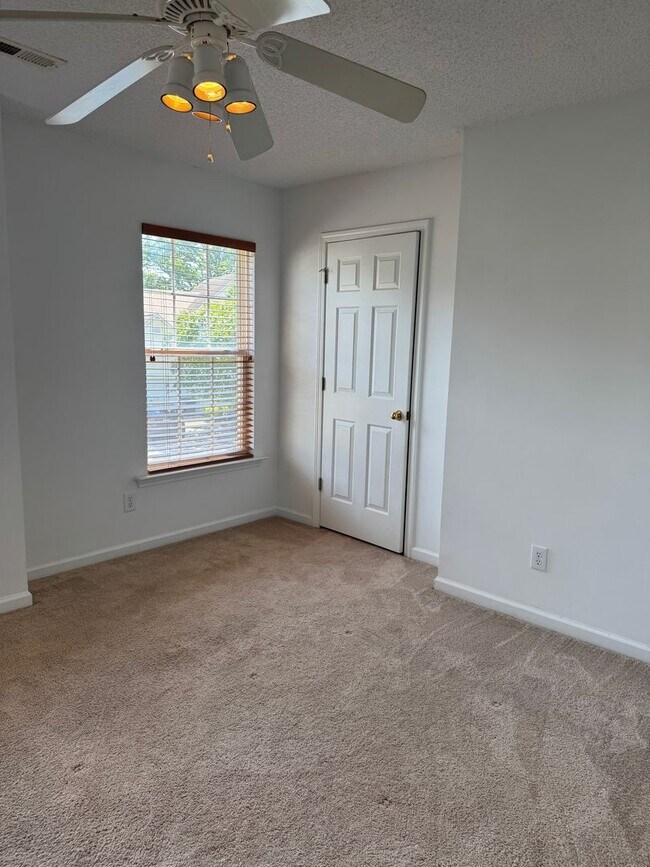 Building Photo - 210 N Orchard Farms Ave
