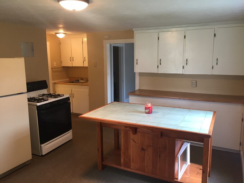 Building Photo - 215 Madison St