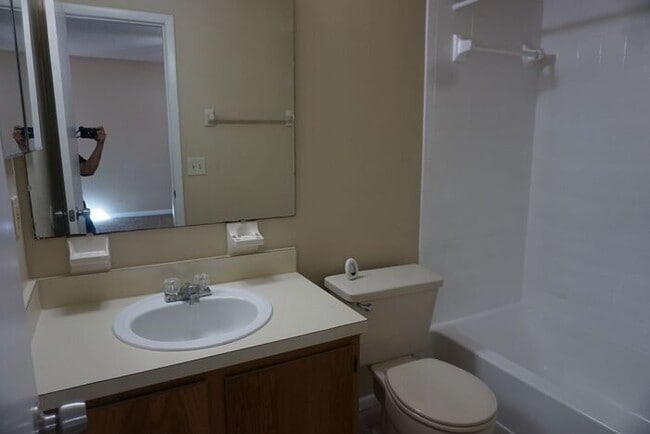 Building Photo - 2 Bedroom Townhome Near NAS