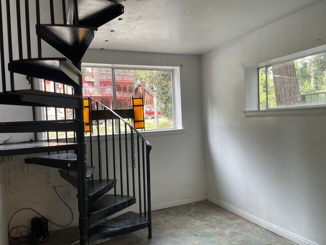 Building Photo - Adorable cottage!