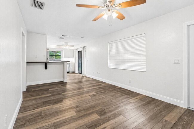 Building Photo - 2103 N Palm Cir