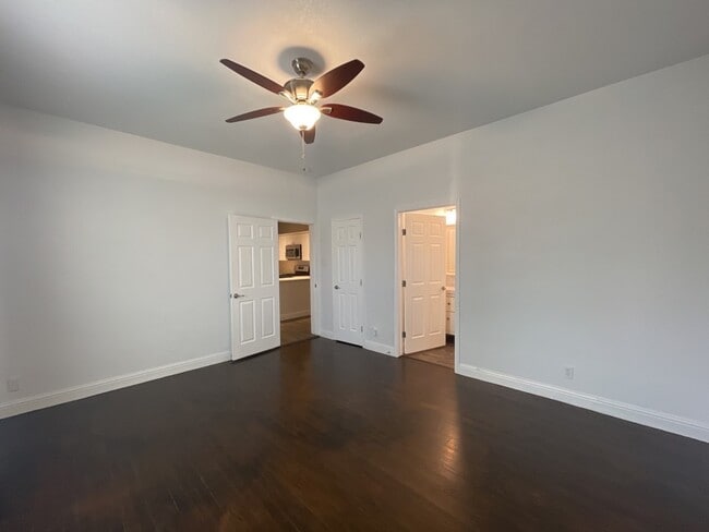 Building Photo - 806 E 3rd St