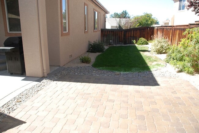 Building Photo - Beautiful 4 br, 2 bath, 2 car garage Home in Sparks.