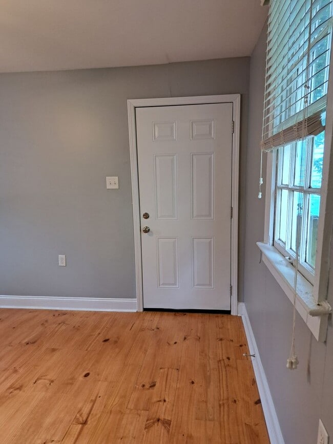 Building Photo - Single Family Home- 2 BR/2BA in Upper Mid-...