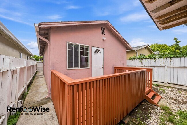 Building Photo - 657 Hurlingame Ave