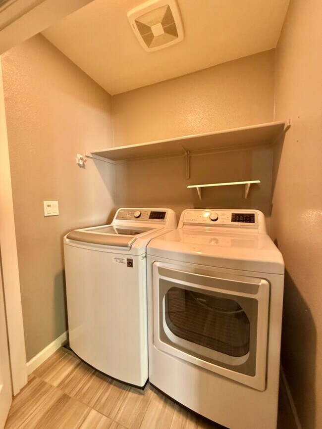 Building Photo - Beautiful 4 Bedroom, 3.5 Bathroom Home in Desirable Communication Hills