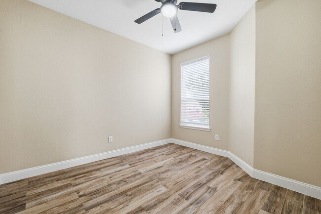 Building Photo - Updated Home with Office and Open Layout