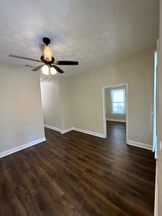 Building Photo - Fully Renovated 4/1-Single Family  Availab...