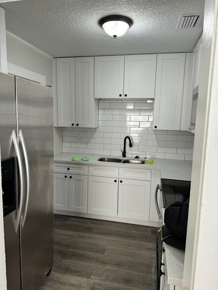 Building Photo - 814 Baker Ave