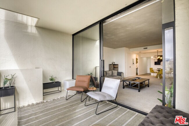 Building Photo - 10433 Wilshire Blvd