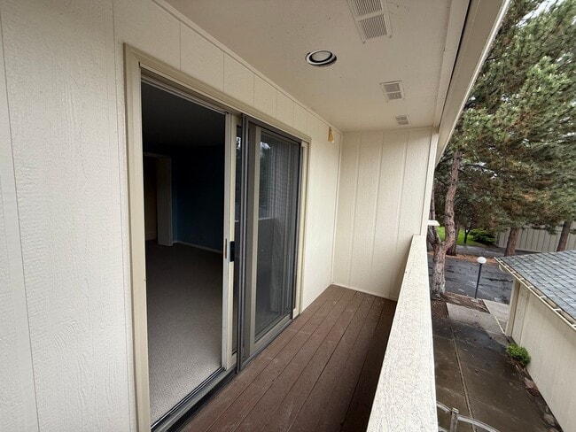 Building Photo - 2 Bed/2.5 Bath Townhome with Garage, Pool and Tennis Court