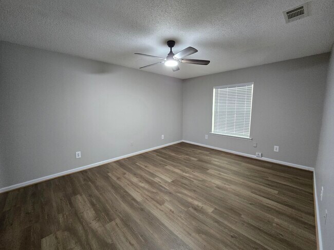 Building Photo - 107 Raintree Ct