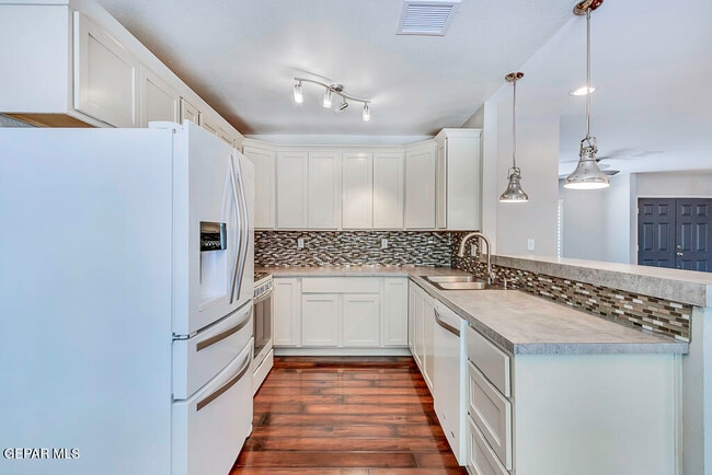 Building Photo - 9208 Shaver Dr