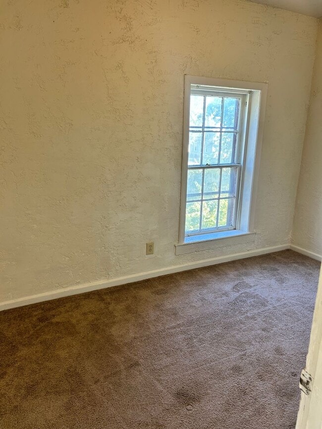 Building Photo - Great 2 Bedroom Apartment