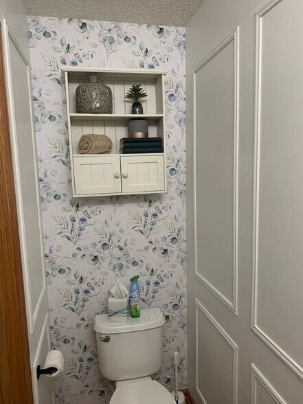 Half Bathroom - 371 Ojibway Path