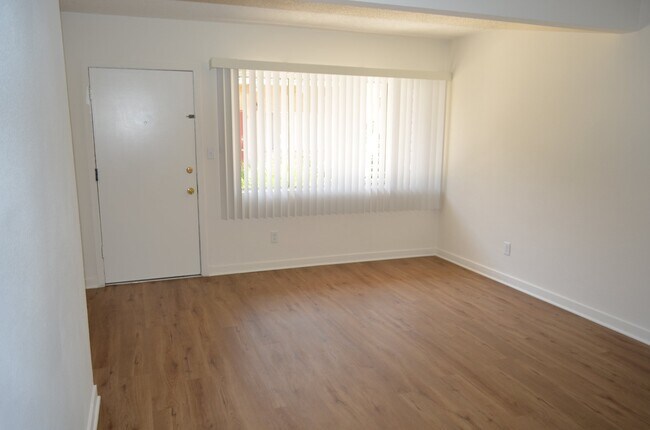 Building Photo - 13463 Vanowen St