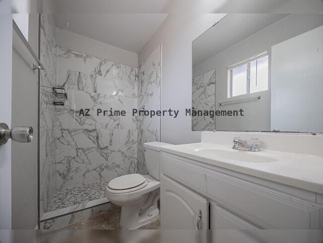 Building Photo - 427 E Malibu Dr