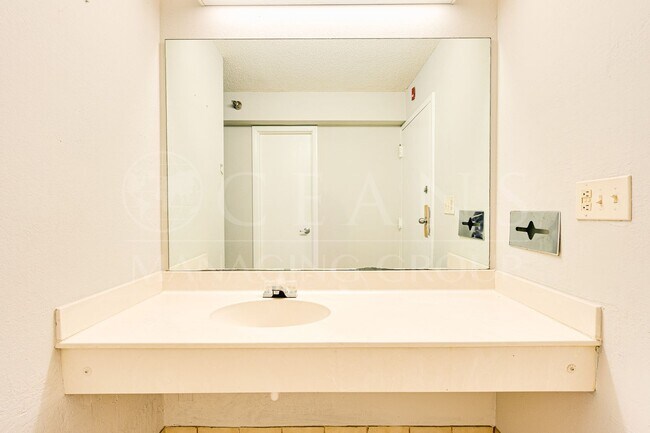 Building Photo - Beachfront Unit in Daytona Beach Shores