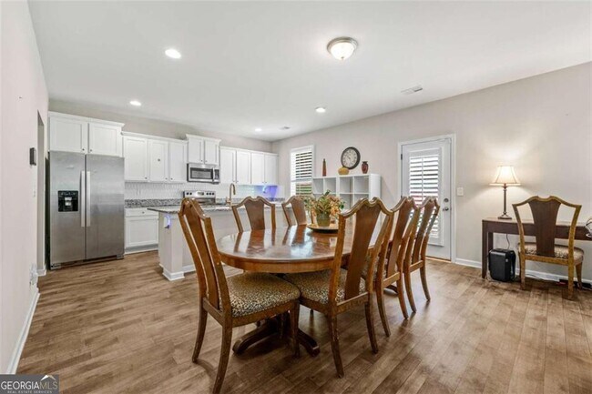 Building Photo - 180 Ascott Trace