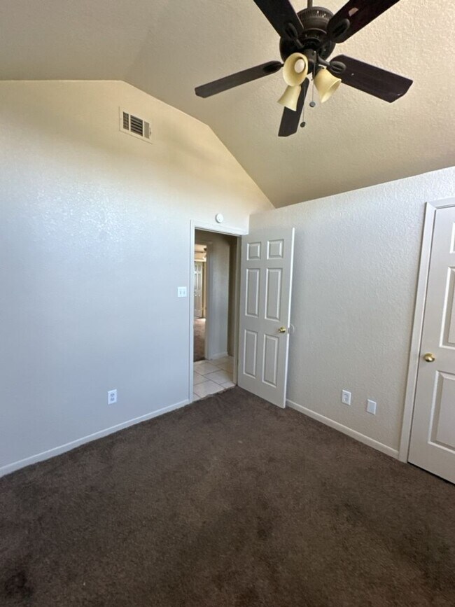 Building Photo - AVAILABLE NOW!